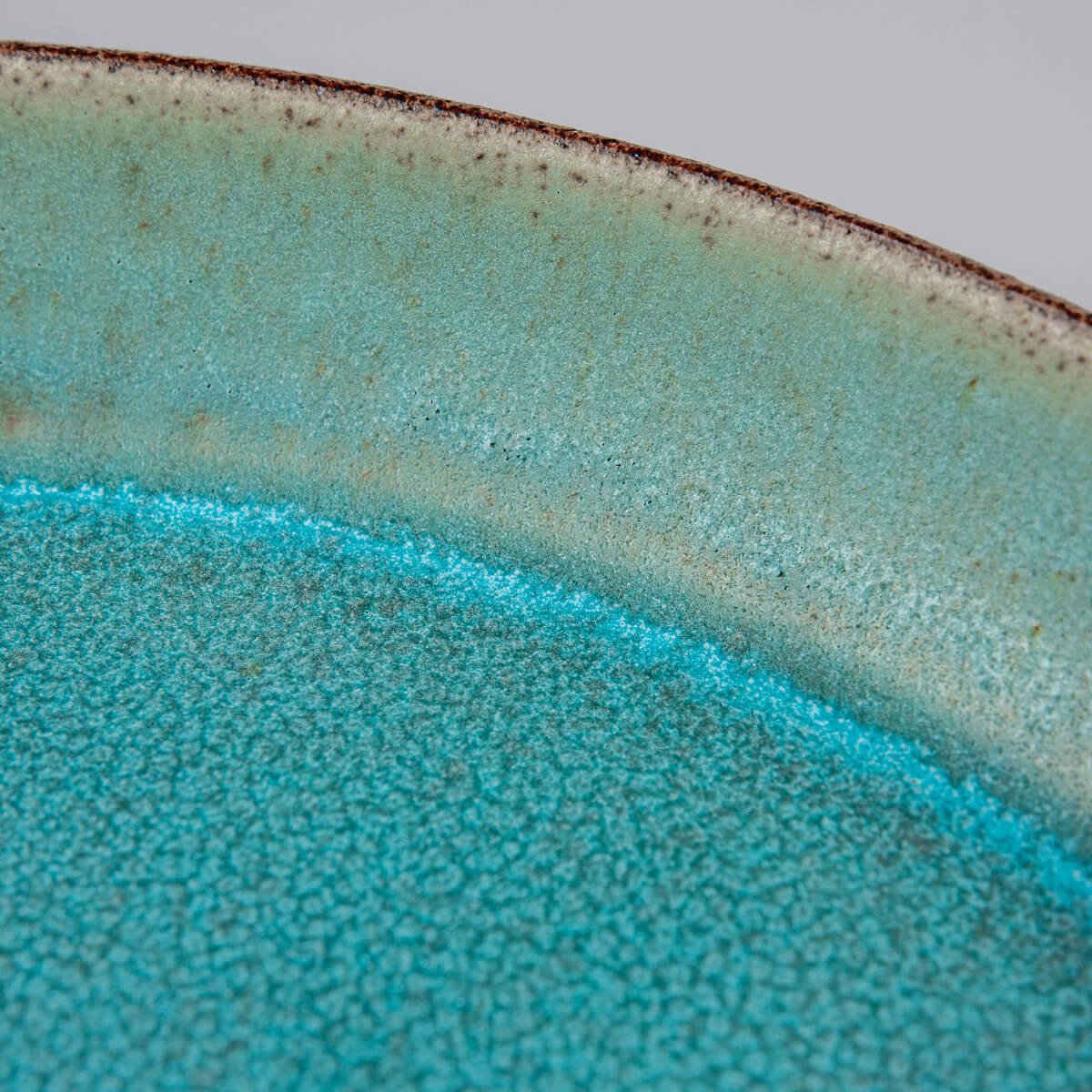 Diagonal view highlighting elevated edge and coupe shape for luxury plate design.