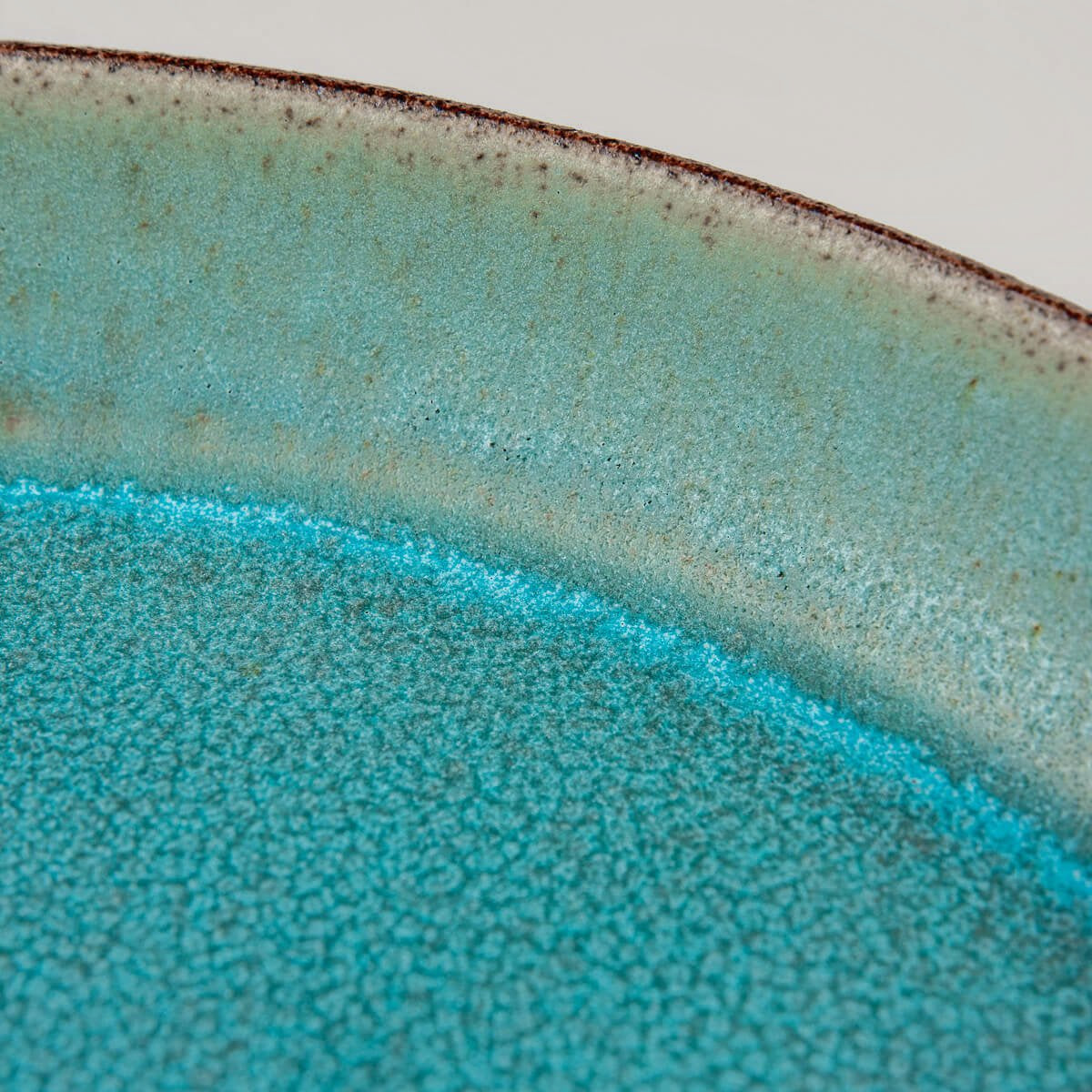 Diagonal view highlighting elevated edge and coupe shape for luxury plate design.