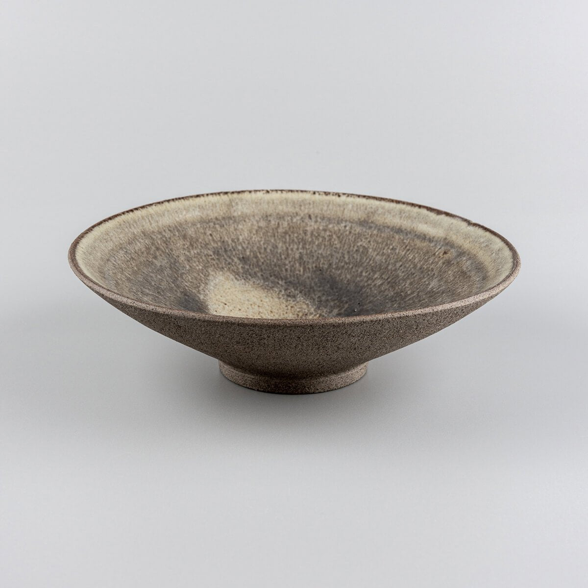 Premium ceramic dinner plate ideal for luxury restaurants and sophisticated home dining.