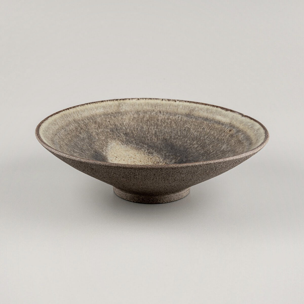 Premium ceramic dinner plate ideal for luxury restaurants and sophisticated home dining.