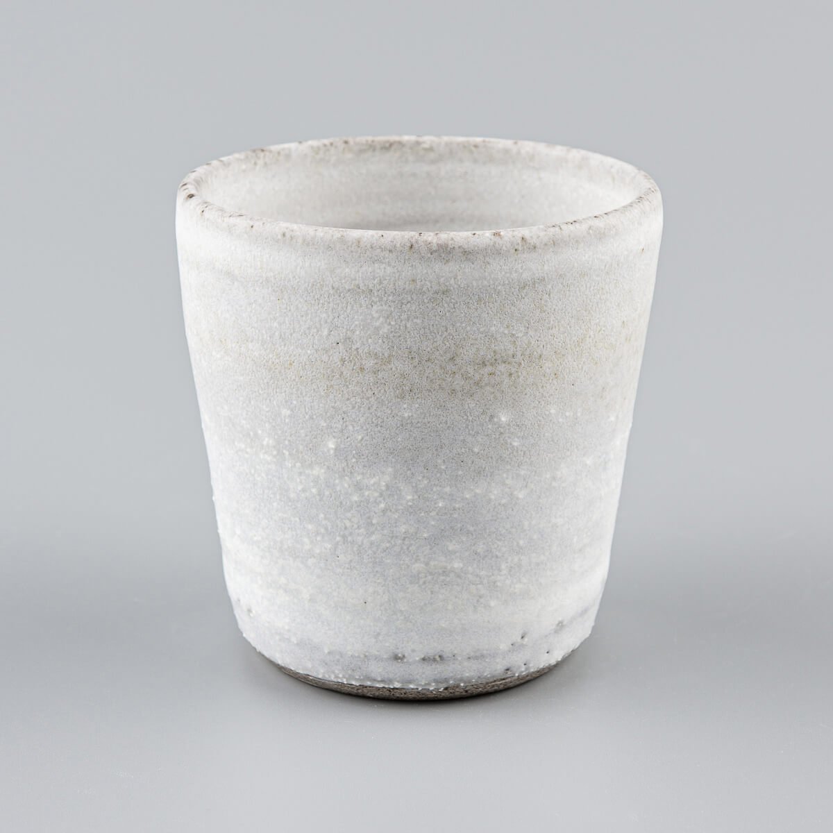 Handcrafted stoneware mug with white matte glaze, ideal for coffee, tea, matcha, and modern home or restaurant tableware.