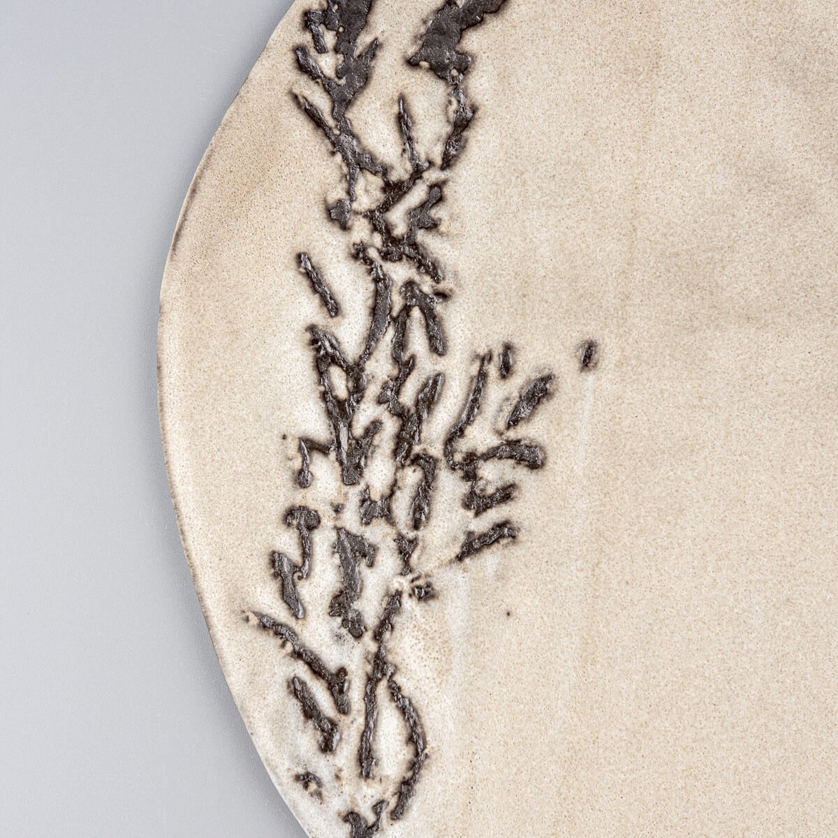 Detail of textured pattern on white ceramic surface highlighting artisanal design.