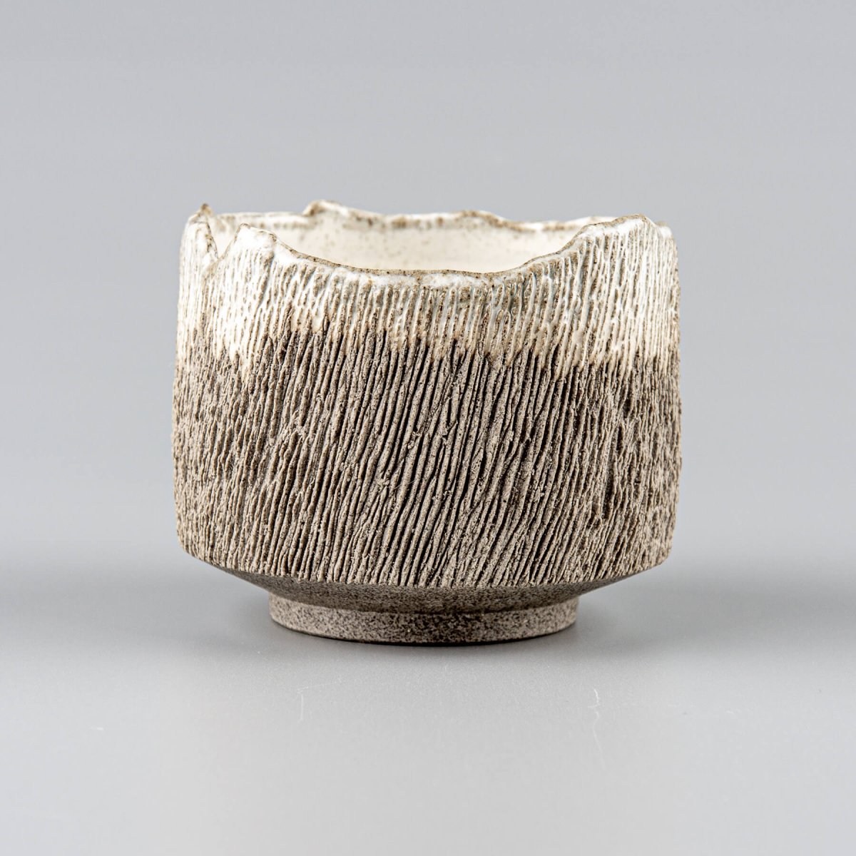 Elegant coffee cups stoneware with a hoof-like base, ideal for restaurants and boutique hotels.