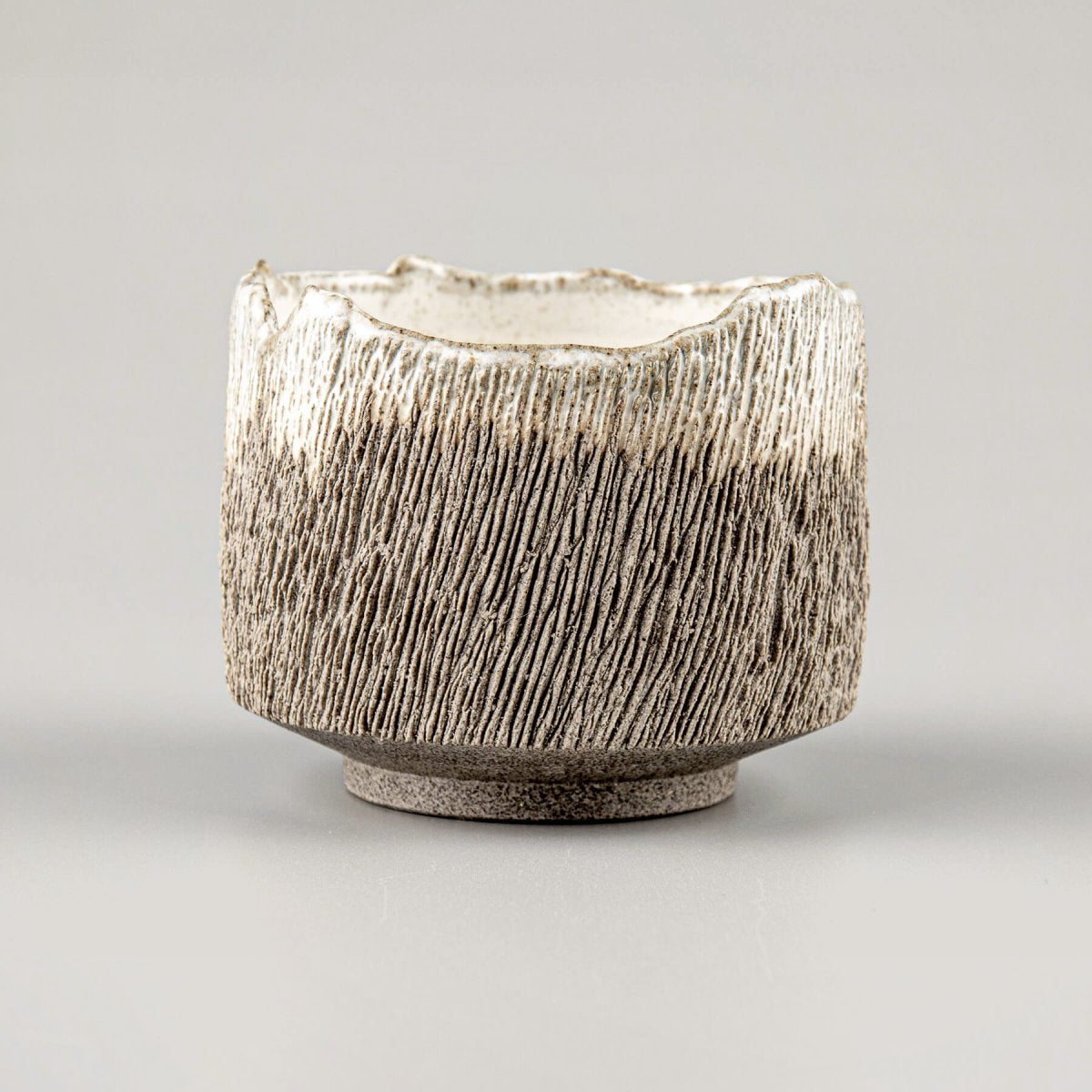 Elegant coffee cups stoneware with a hoof-like base, ideal for restaurants and boutique hotels.