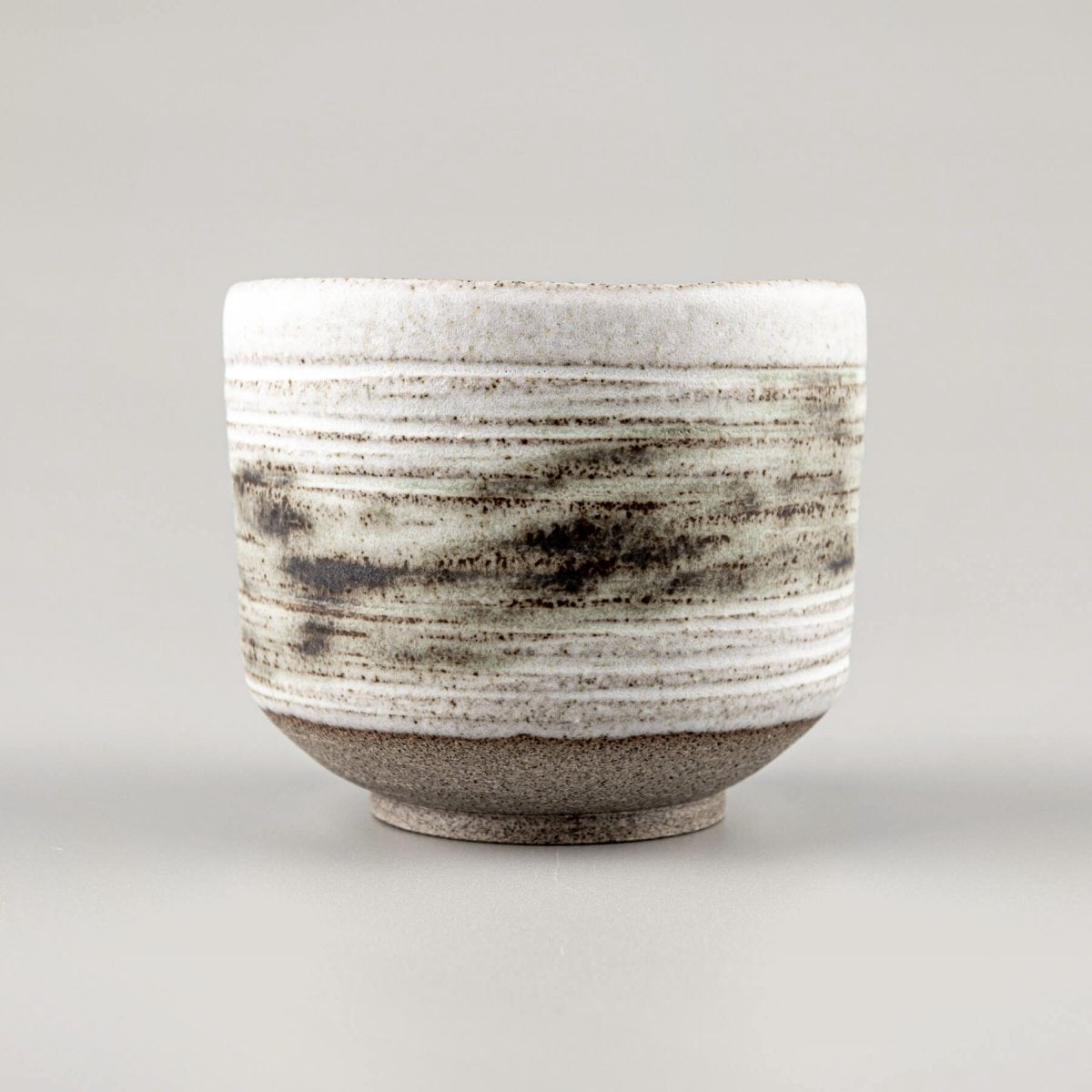 Minimalist ceramic mugs for home, boutique hotel, or restaurant table settings.
