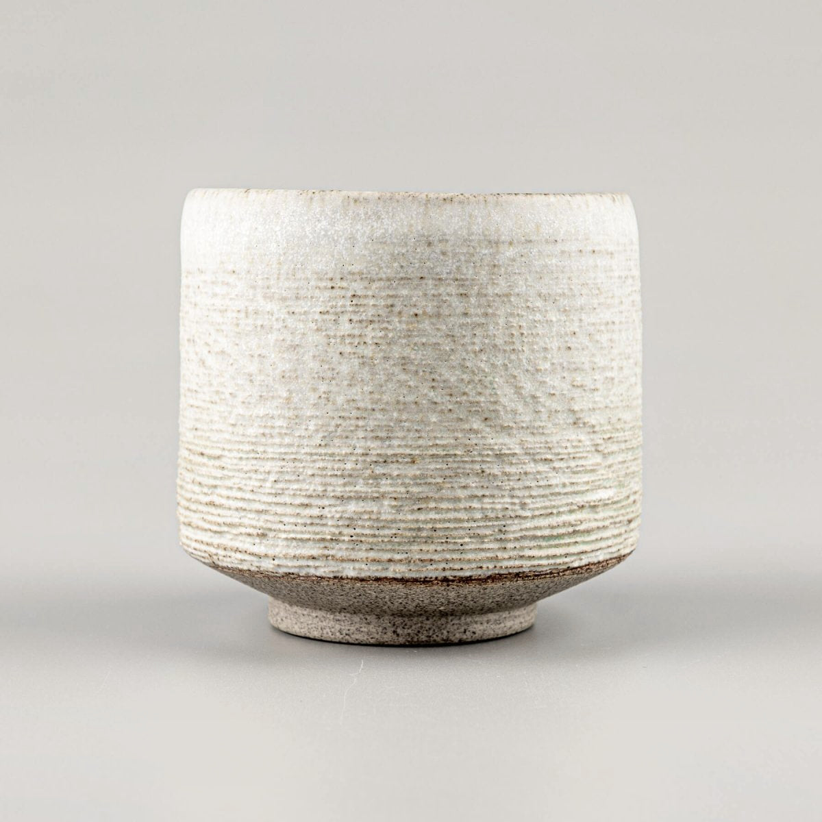 Minimalist pottery mugs with unglazed bottom, suited for home and boutique hotel interiors.