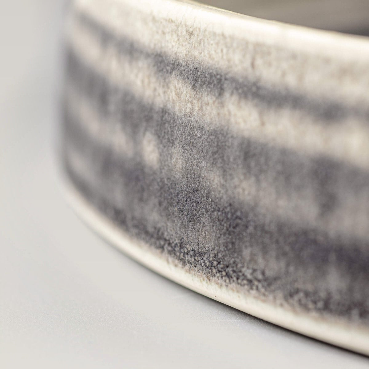 Detail of the ceramic plate’s rim highlighting precision craftsmanship and minimalist aesthetic.
