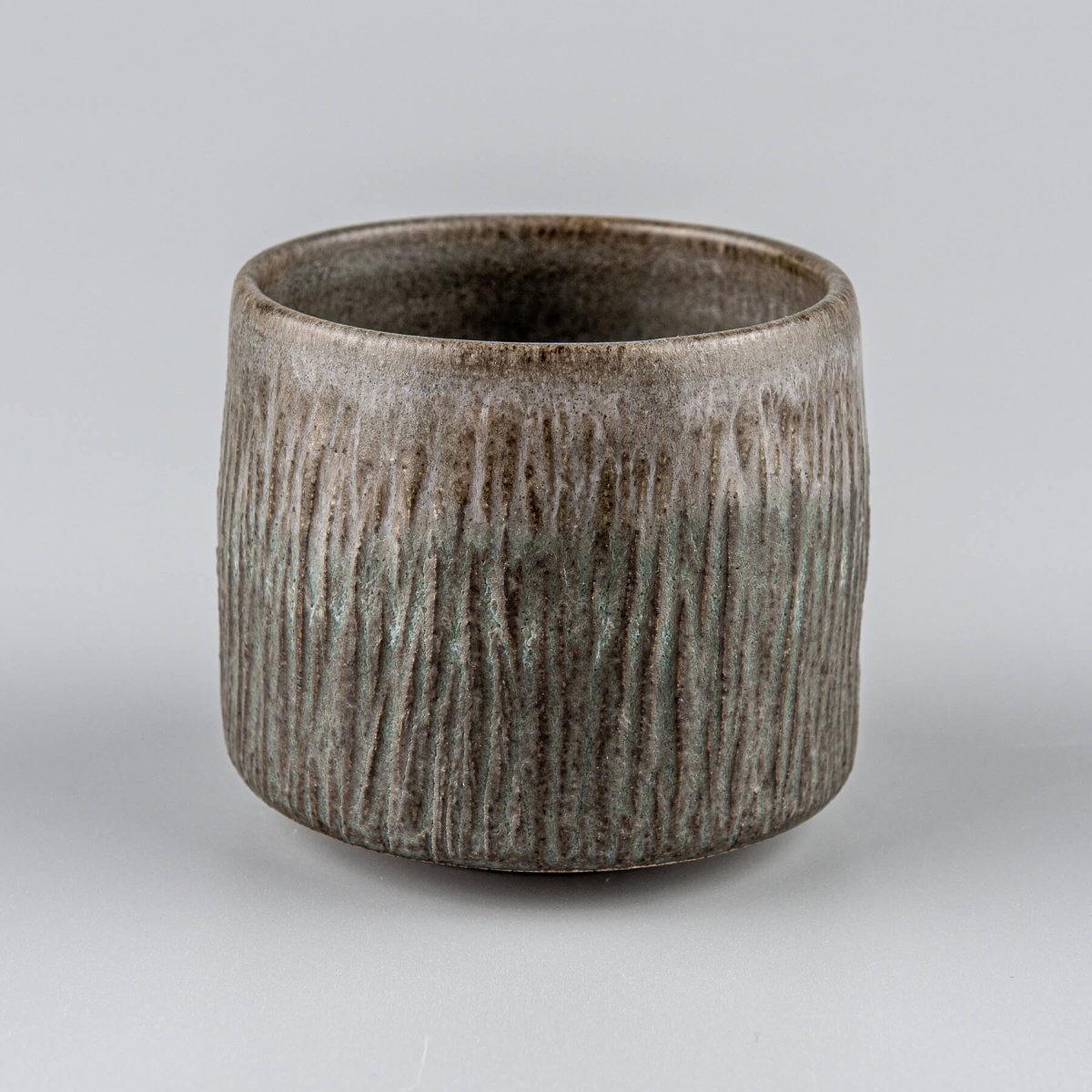 Elegant ceramic coffee cups made from dark stoneware clay, ideal for boutique hotels and home kitchenware.