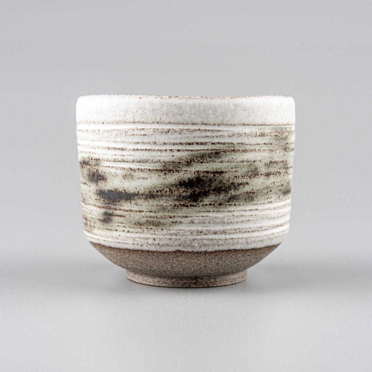 Minimalist ceramic mugs for home, boutique hotel, or restaurant table settings.
