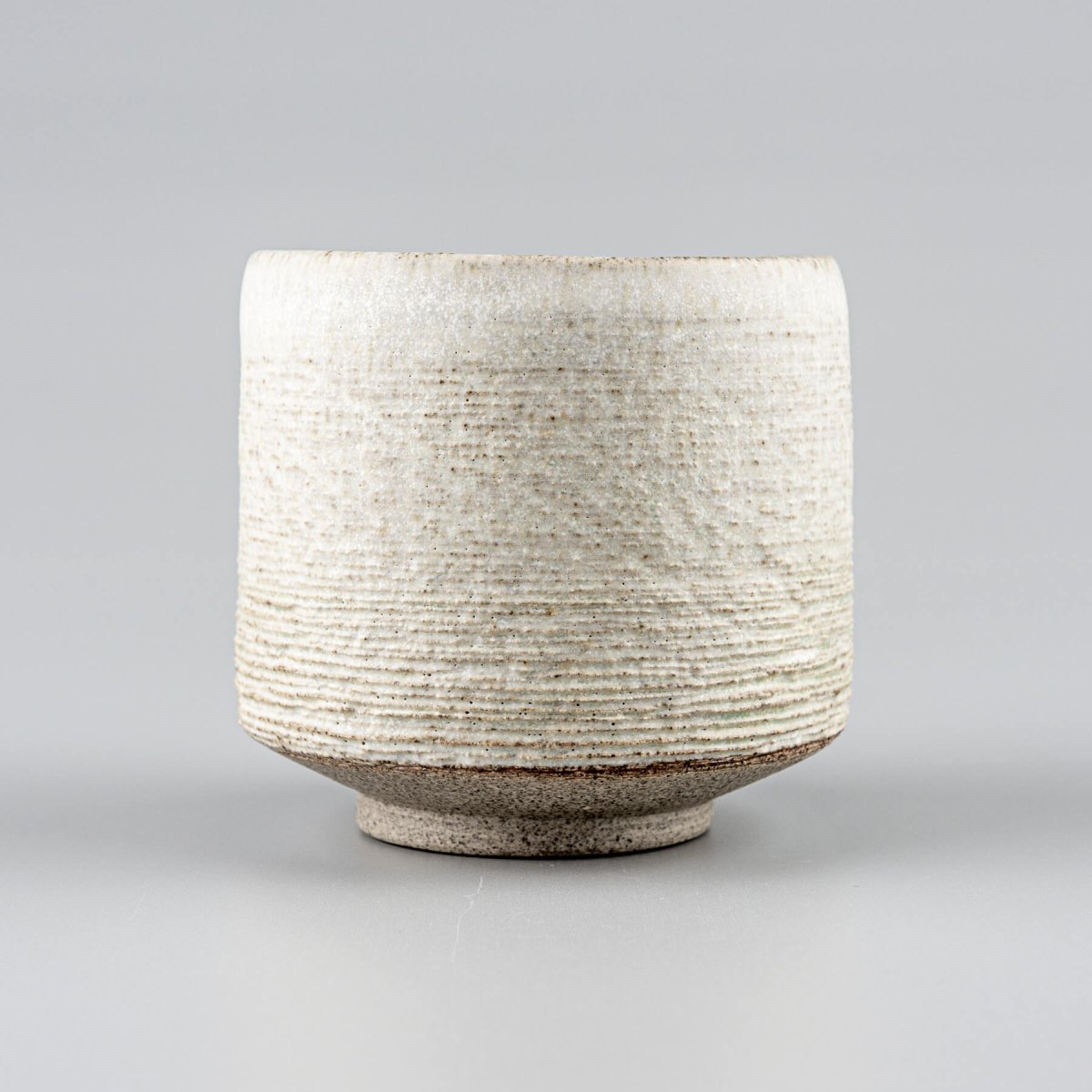 Minimalist pottery mugs with unglazed bottom, suited for home and boutique hotel interiors.